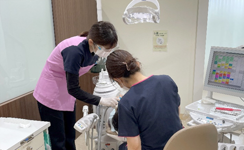 先輩の補助をする様子